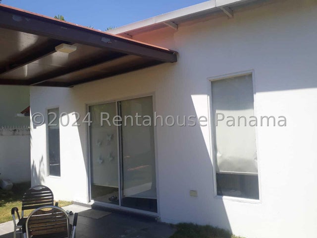 Charming House in Private Residential Near Beaches